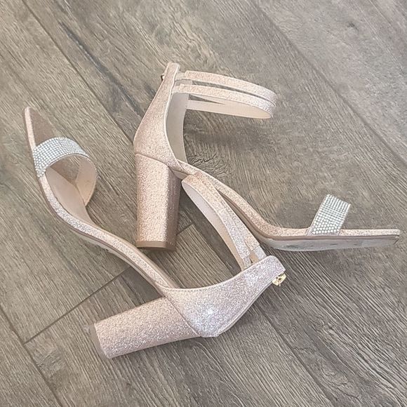 MY DELICIOUS SHOES. - Picture 6 of 9